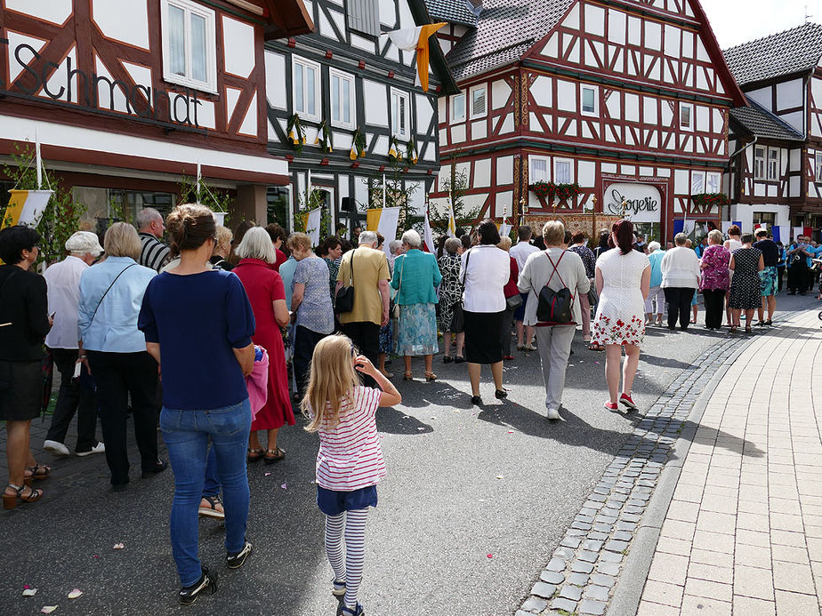 Fronleichnamsprozession durch die Straßen von Naumburg (Foto: Karl-Franz Thiede)